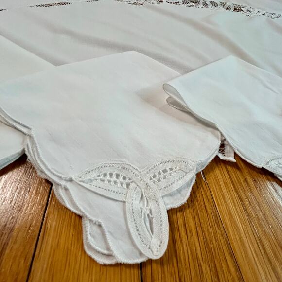 Vintage White 82 x 64 Cutwork Lace Tablecloth with 8 Matching Napkins - Picture 4 of 16